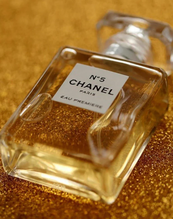 Chanel N°5 Eau Première, Chanel No 5, N°5 Eau Première, Chanel perfume, women's fragrance, floral aldehyde, jasmine perfume, rose fragrance, ylang-ylang, vanilla perfume, sandalwood scent, elegant perfume, luxury fragrance